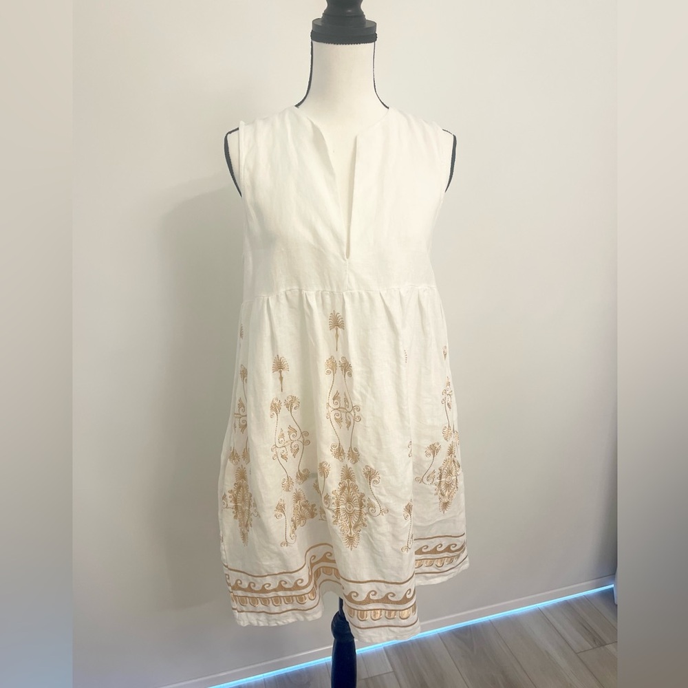 White Sleeveless V-Neck Sundress for Casual Occasions